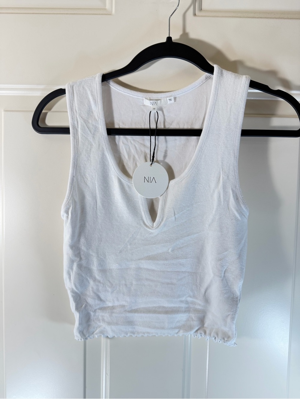New NIA Women’s Medium White Ribbed Scoop Neck Cropped Tank Top 0484
